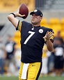 Pittsburgh Steelers quarterback Ben Roethlisberger throws a warm up ...