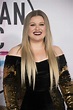 Kelly looked gorgeous on the Red Carpet. | Kelly clarkson 2017, Kelly ...