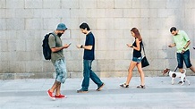 Studie zeigt: Wer beim Laufen auf dem Smartphone tippt, läuft seltsam ...