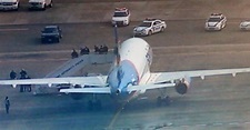 Passenger Pulled From Plane At LaGuardia Reportedly Over Making Threat ...