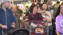Last-minute Thanksgiving shoppers crowd grocery stores