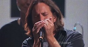 Roger Waters & Eddie Vedder: Comfortably Numb Live at 12-12-12 The Concert for Sandy Relief (HD)